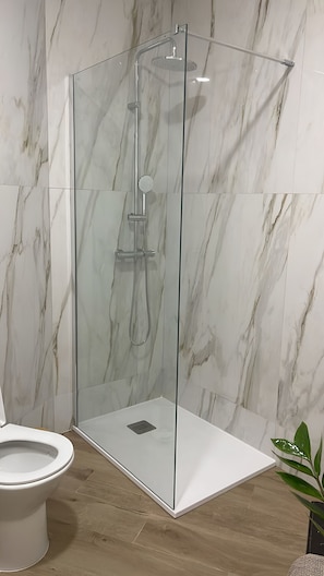 Douche, serviettes fournies