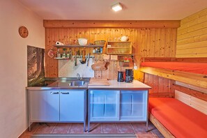 Geladeira, cooktop, chaleira elétrica, torradeira