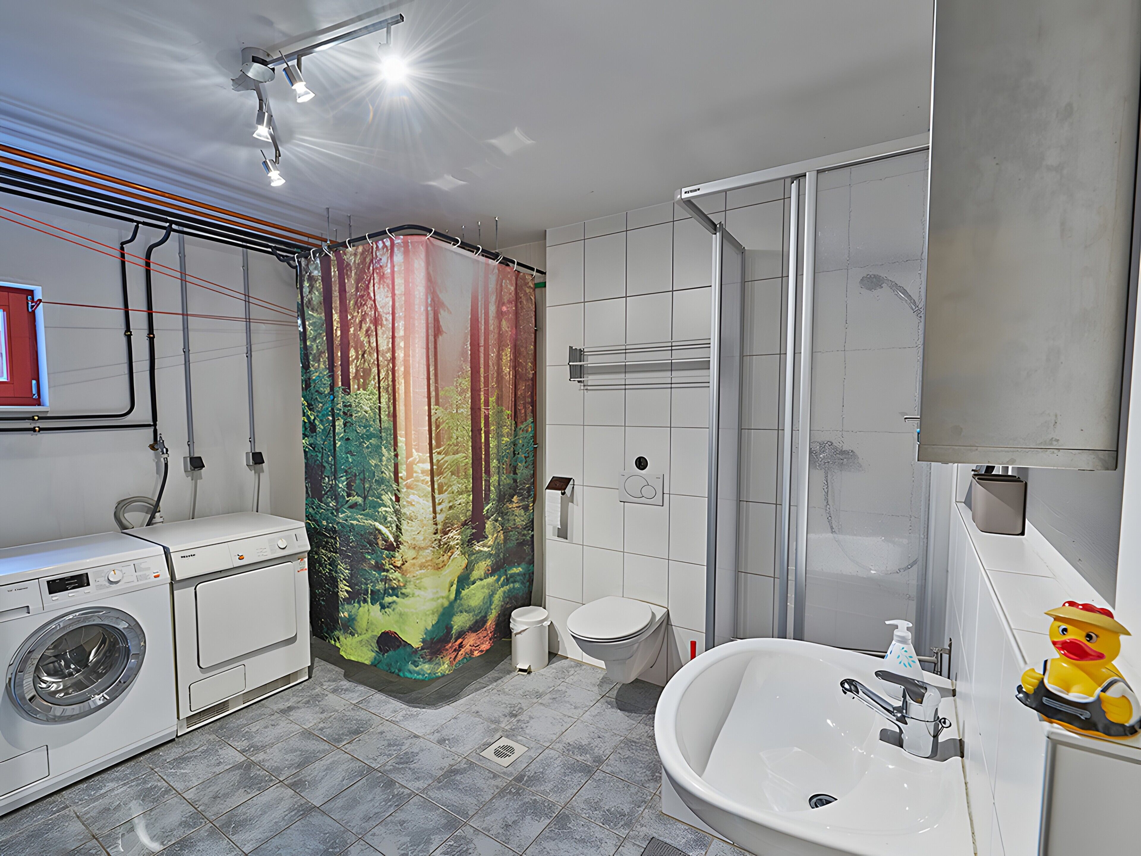 Douche, sèche-cheveux, serviettes fournies