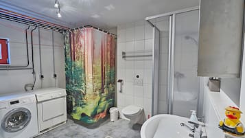 Douche, sĂšche-cheveux, serviettes fournies