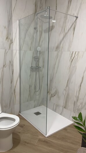 Een douche, handdoeken
