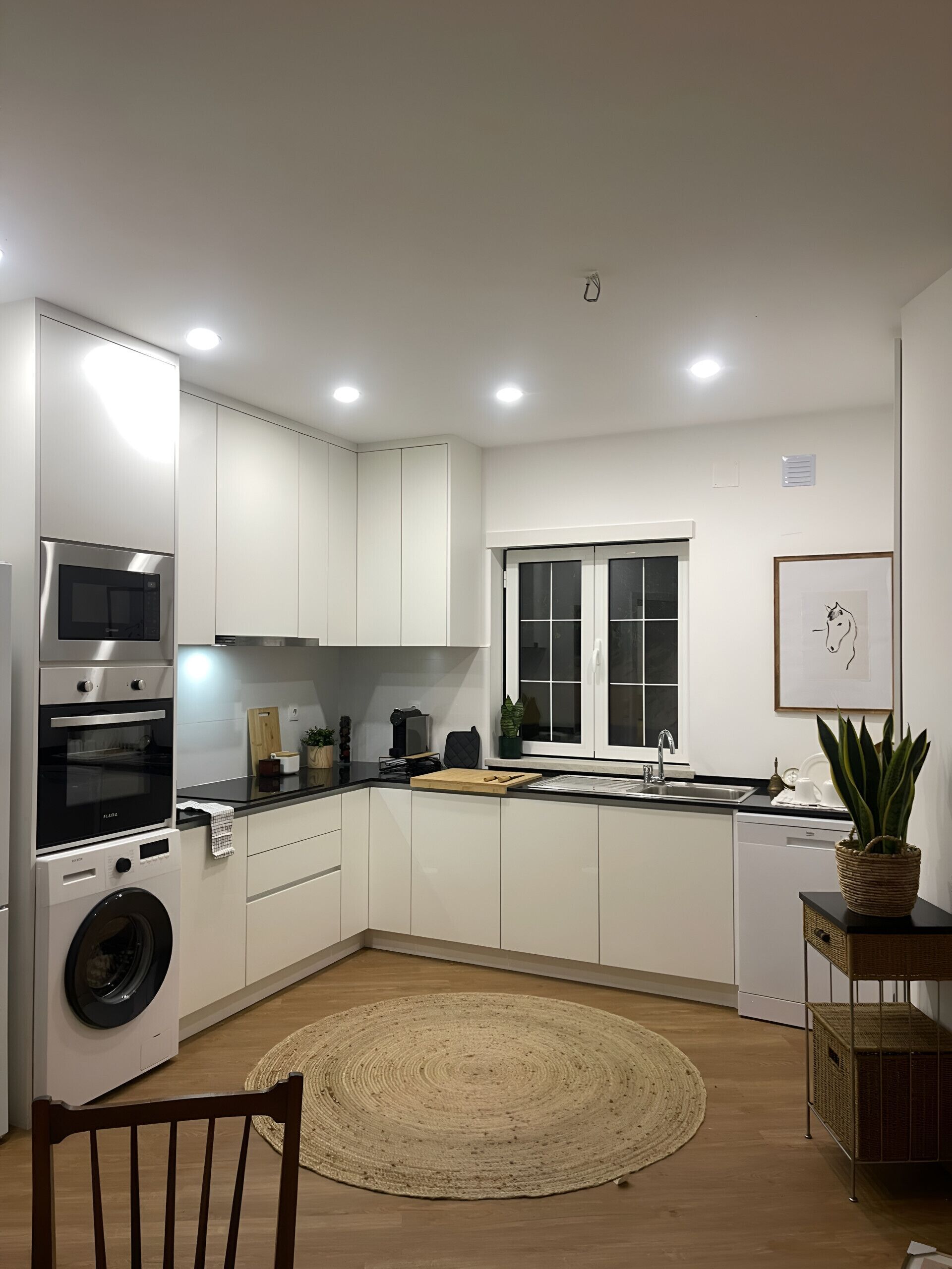 Microwave, dishwasher, coffee/tea maker, cookware/dishes/utensils