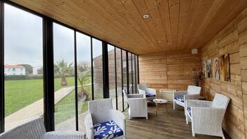 Couples treatment room(s), sauna, hot tub, steam room, body treatments