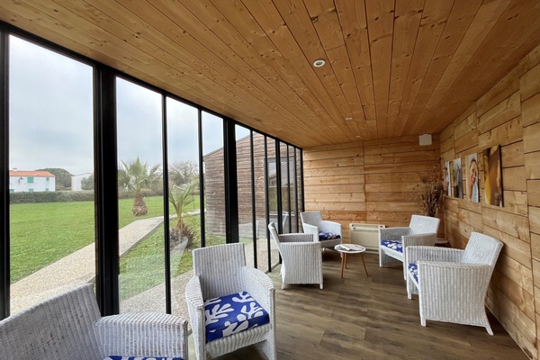 Couples treatment room(s), sauna, hot tub, steam room, body treatments