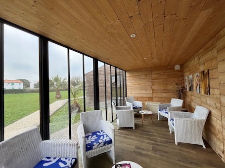 Couples treatment room(s), sauna, hot tub, steam room, body treatments. THALACAP Ile de Ré