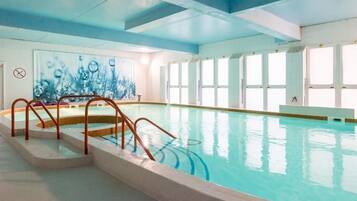 Couples treatment room(s), sauna, hot tub, steam room, body treatments