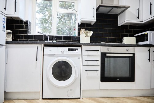 Stylish Wembley Home with Hot Tub, Parking & Garden near Wembley Stadium