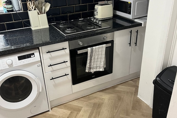 Frigorífico, microondas, horno y placa de cocina