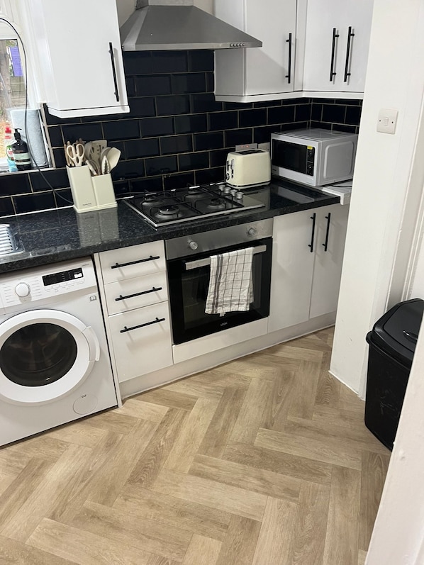 Geladeira, micro-ondas, fogão, cooktop