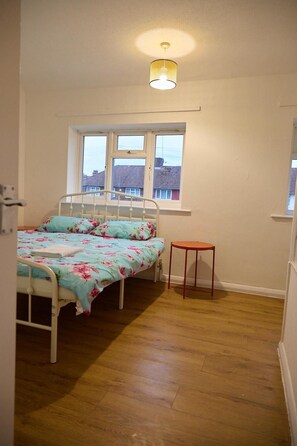3 slaapkamers, een bureau, een strijkplank/strijkijzer, reisbedje