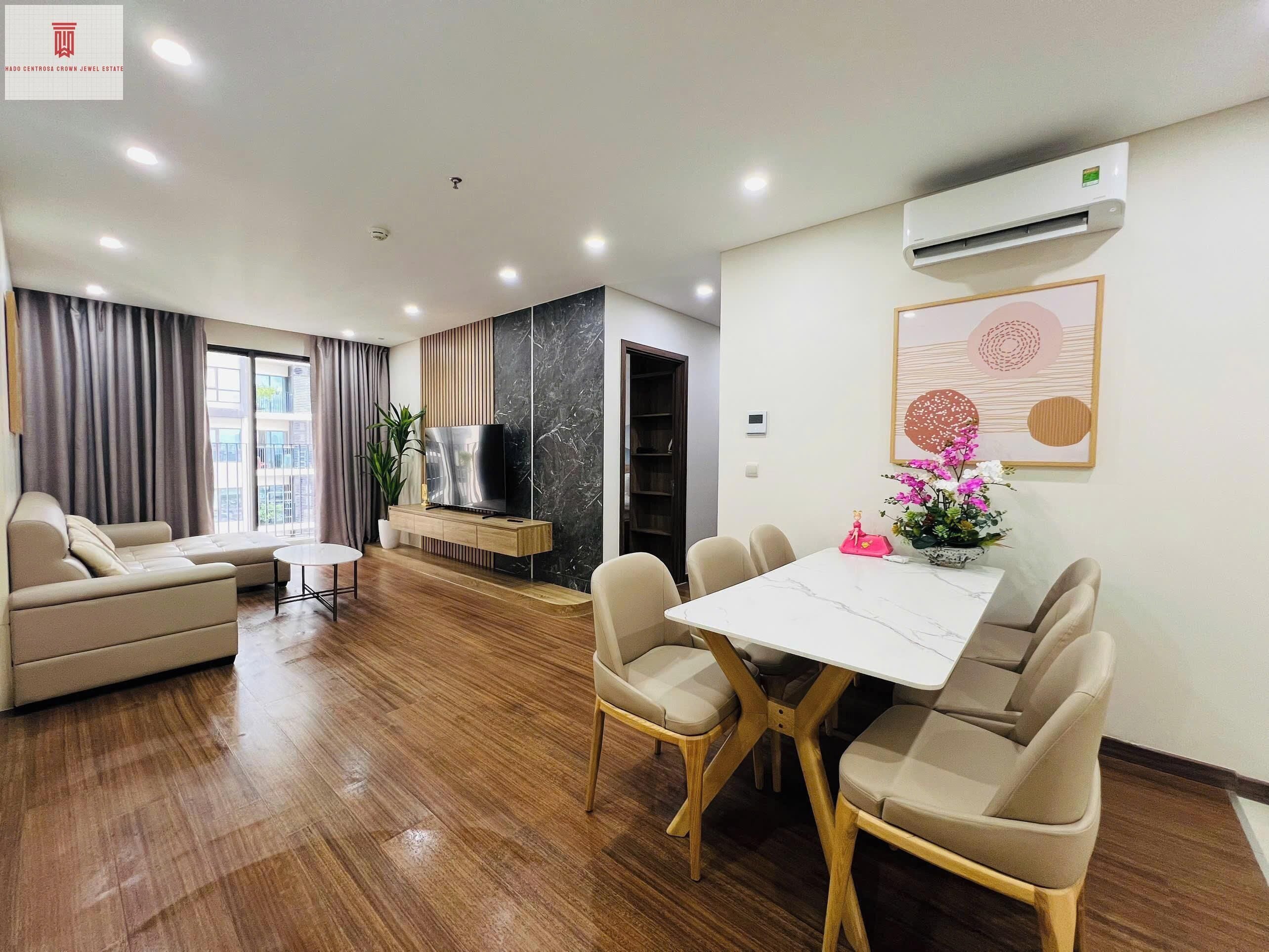 Appartement Deluxe, 3 chambres, non-fumeurs, vue ville | Coin séjour | Télévision de 24 pouces avec chaînes numériques, livres