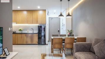 Apartamento Deluxe, 1 habitación, no fumadores, vistas a la ciudad | Zona de estar | Televisión de 24 pulgadas con canales digitales, libros