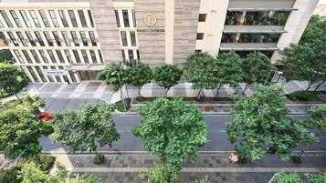 Apartamento Deluxe, 2 habitaciones, no fumadores, vistas a la ciudad | Ropa de cama de alta calidad, minibar, mobiliario individual