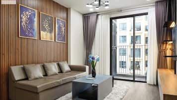 Departamento de lujo, 2 habitaciones, para no fumadores, vista a la ciudad | Ropa de cama de alta calidad, minibar, muebles diferentes y escritorio