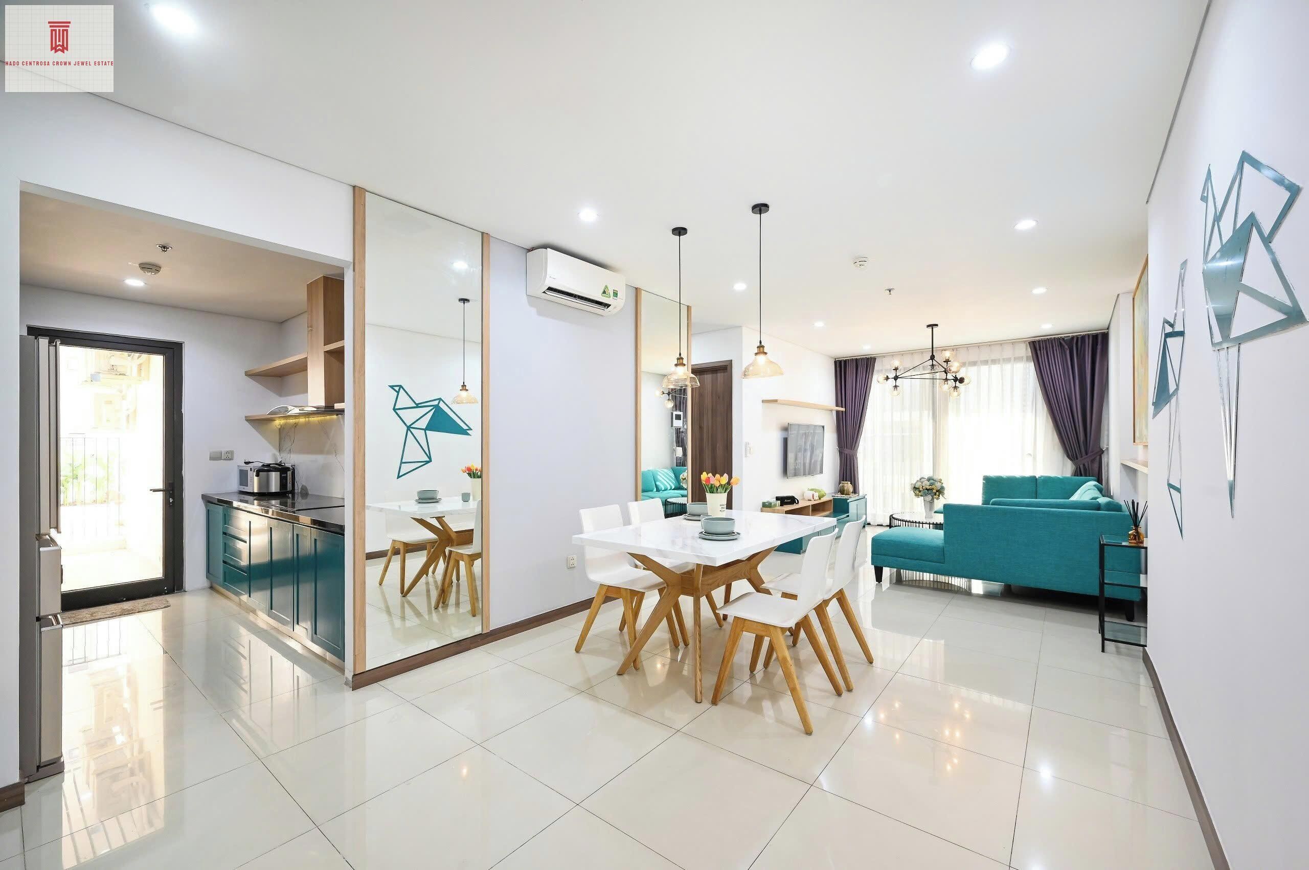 Appartement Deluxe, 2 chambres, non-fumeurs, vue ville | Coin séjour | Télévision de 24 pouces avec chaînes numériques, livres