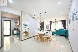 デラックス アパートメント 2 ベッドルーム 禁煙 シティビュー | リビング エリア | 24 インチのテレビ (デジタル放送視聴可)、書庫