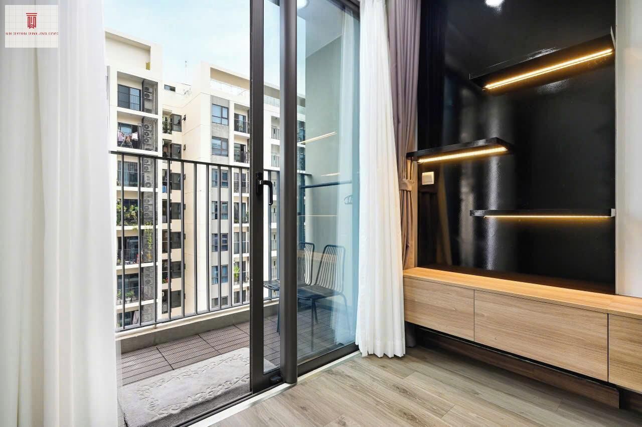 Ropa de cama de alta calidad, minibar, muebles diferentes y escritorio 