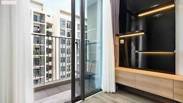 Departamento de lujo, 2 habitaciones, para no fumadores, vista a la ciudad | Ropa de cama de alta calidad, minibar, muebles diferentes y escritorio