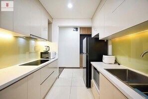 Luxury Apartment, 2 Bedrooms, Non Smoking, City View | Private kitchen