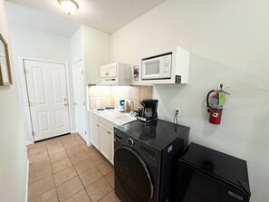 Mikrobølgeovn, kokeplater og kaffetrakter/tekoker