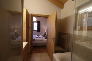 Dusche, Whirlpool, Haartrockner, Handtücher