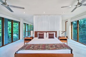 5 bedrooms, desk, iron/ironing board, WiFi