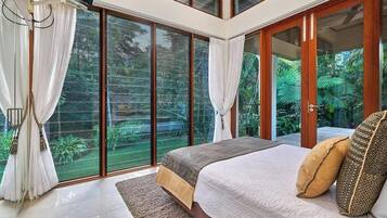 5 bedrooms, desk, iron/ironing board, WiFi