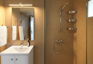 Dusche, Haartrockner, Handtücher, Seife