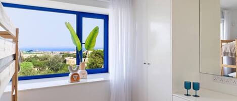 4 chambres, coffre-fort, fer et planche Ă repasser