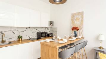 Appartement, vue cour intérieure | Cuisine privée | Réfrigérateur, micro-ondes, plaque de cuisson, grille-pain