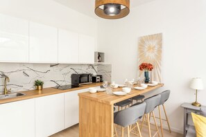 شقة - منظر للفناء | مطبخ خاص | ثلاجة، ميكروويف، موقد طهي مسطح، محمصة خبز