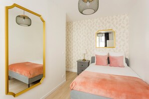 Appartement, vue cour intérieure | Literie hypoallergénique, surmatelas, décoration personnalisée