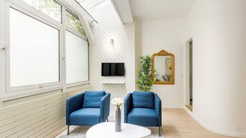Appartement, vue cour intérieure | Coin séjour | TV connectée, Netflix, services de streaming, espaces bureaux