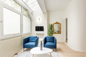 Appartement, vue cour intérieure | Coin séjour | TV connectée, Netflix, services de streaming, espaces bureaux
