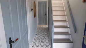 Una escala amb un paviment decorat que condueix a una porta.