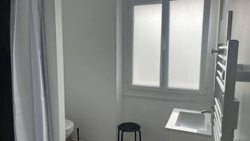 Suihku, hiustenkuivaaja, pyyhkeet, vessapaperi