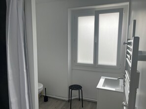 Dusche, Haartrockner, Handtücher, Toilettenpapier