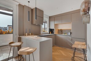 Réfrigérateur, micro-ondes, four, plaque de cuisson