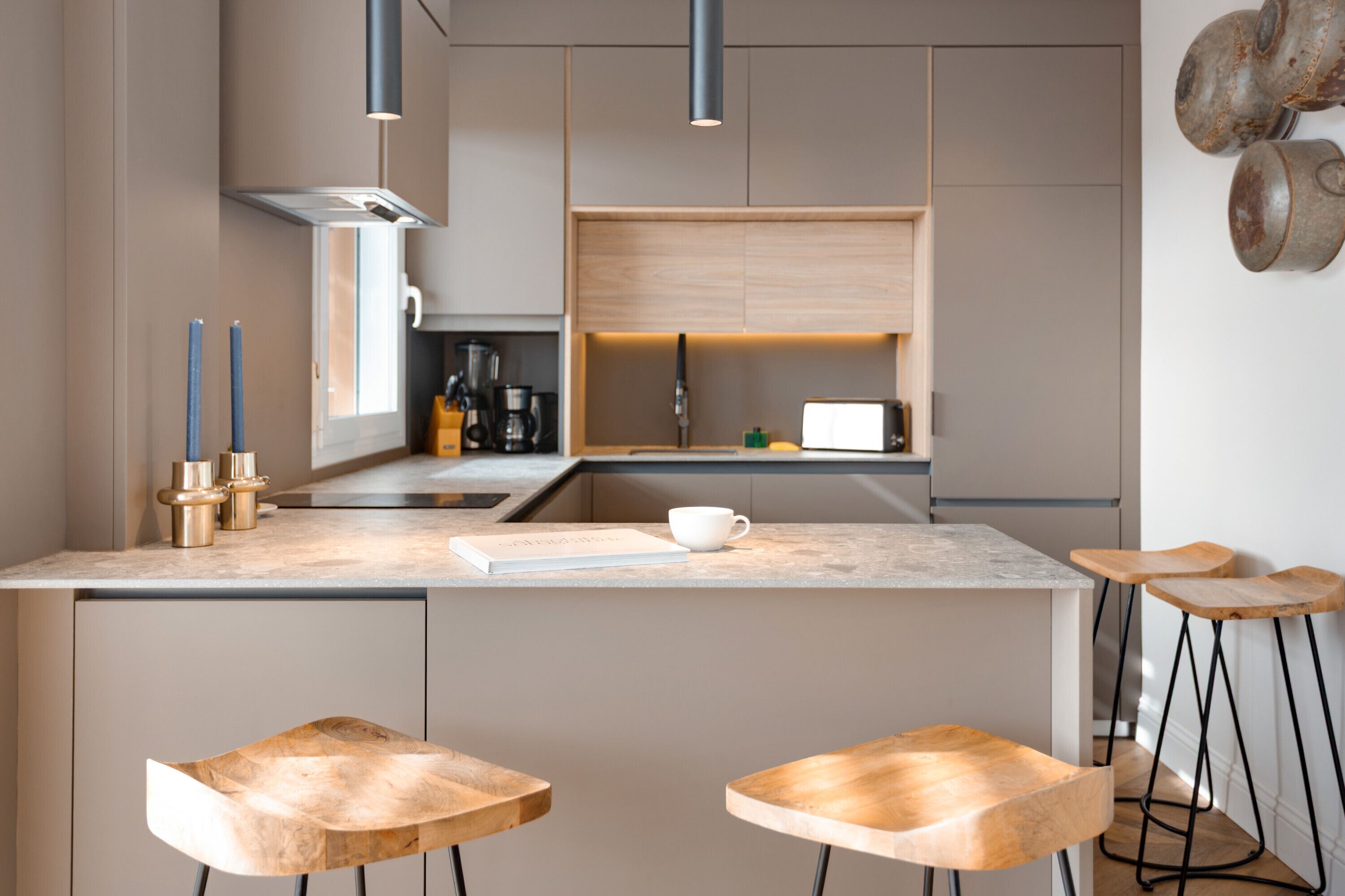 Een koelkast, een magnetron, een oven, een kookplaat