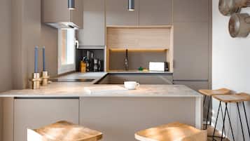 Frigorifero, microonde, forno, piano cottura