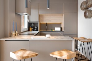 Frigorifero, microonde, forno, piano cottura