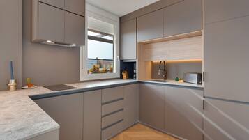 Kühlschrank, Mikrowelle, Ofen, Herdplatte