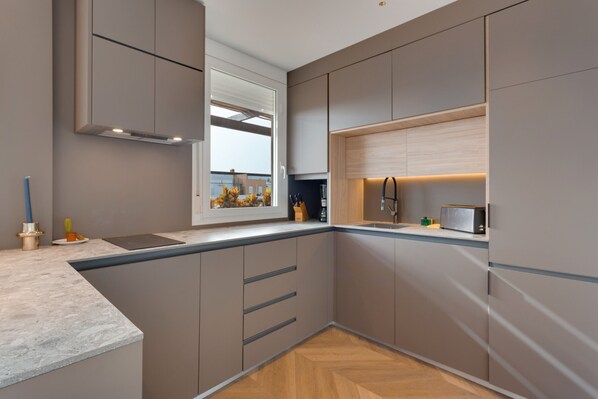 Kühlschrank, Mikrowelle, Ofen, Herdplatte