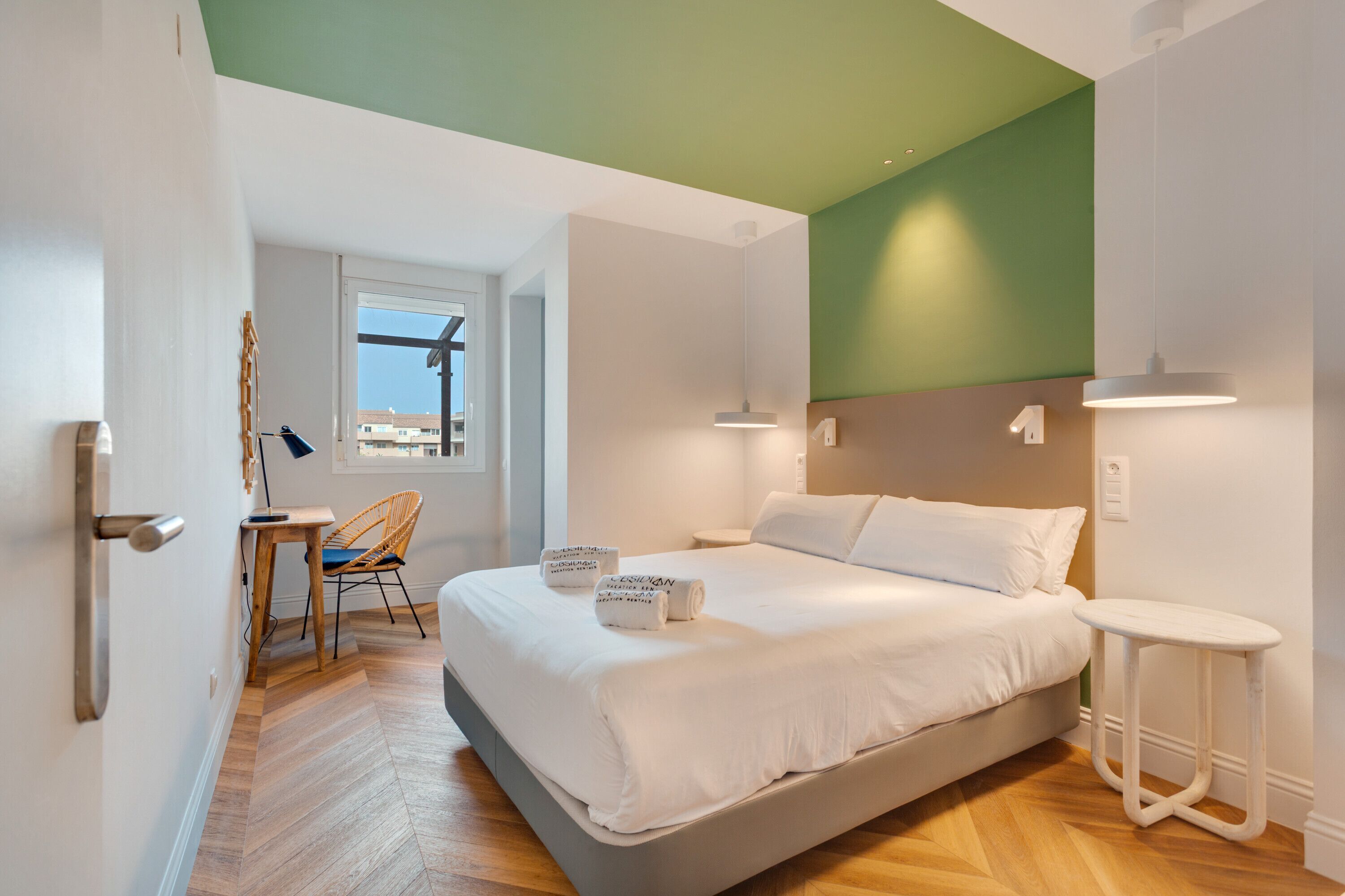 Een strijkplank/strijkijzer, wifi, beddengoed