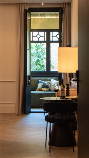 Estúdio superior, sacada | Área de estar | Smart TV