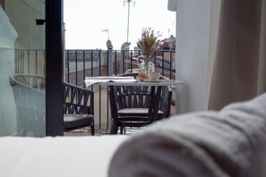 Deluxe Studio, City View | Minibar, free WiFi