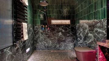 Deluxe-Apartment | Badezimmer | Dusche, Haartrockner, Handtücher, Seife