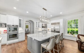 Private kitchen - Extraordinary 3+acre Greenwich mid-country estate (Greenwich)