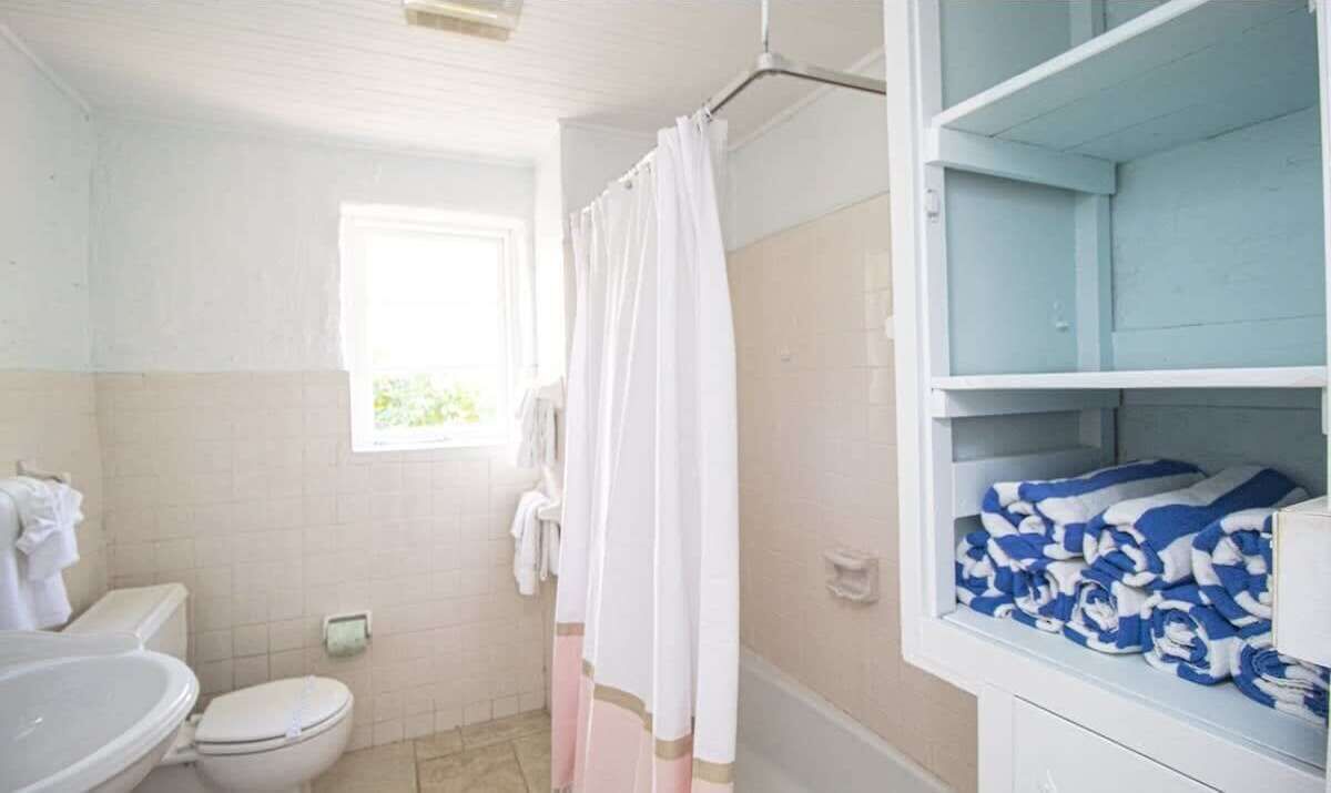 Dusj, hårføner og sjampo