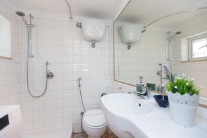 Huoneisto | Kylpyhuone | Ilmaiset hygieniatuotteet, hiustenkuivaaja, pyyhkeet, vessapaperi